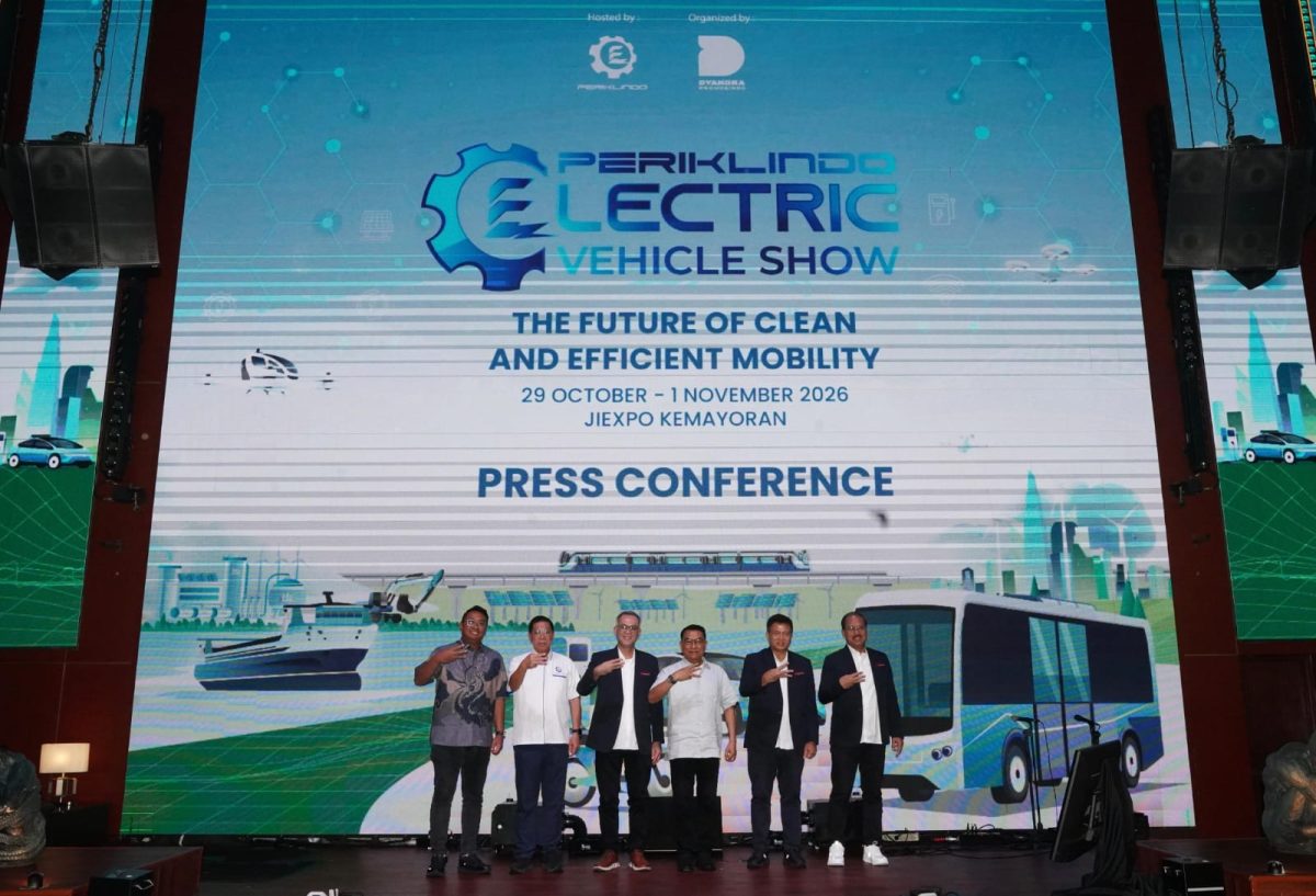 Jajaran penyelenggara dan perwakilan industri berfoto bersama dalam konferensi pers PEVS 2026 di Jakarta, Kamis (22/10/2026). Pameran kendaraan listrik ini akan berlangsung pada 29 Oktober–1 November 2026 di JIExpo Kemayoran, Jakarta.