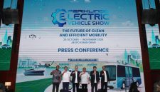 Jajaran penyelenggara dan perwakilan industri berfoto bersama dalam konferensi pers PEVS 2026 di Jakarta, Kamis (22/10/2026). Pameran kendaraan listrik ini akan berlangsung pada 29 Oktoberβ1 November 2026 di JIExpo Kemayoran, Jakarta.