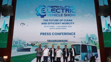 Jajaran penyelenggara dan perwakilan industri berfoto bersama dalam konferensi pers PEVS 2026 di Jakarta, Kamis (22/10/2026). Pameran kendaraan listrik ini akan berlangsung pada 29 Oktoberβ1 November 2026 di JIExpo Kemayoran, Jakarta.