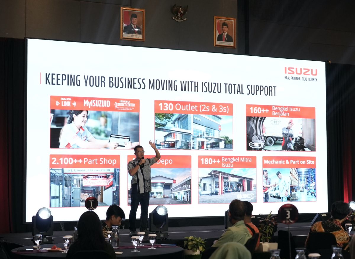 Perwakilan Isuzu memaparkan dukungan layanan purna jual untuk pelanggan, mulai dari jaringan 130 outlet, lebih dari 160 bengkel berjalan, hingga bengkel mitra dan ketersediaan suku cadang untuk mendukung operasional bisnis pelanggan.