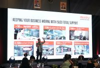 Perwakilan Isuzu memaparkan dukungan layanan purna jual untuk pelanggan, mulai dari jaringan 130 outlet, lebih dari 160 bengkel berjalan, hingga bengkel mitra dan ketersediaan suku cadang untuk mendukung operasional bisnis pelanggan.