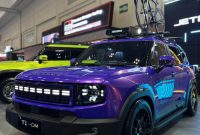 JETOUR T1 i-DM tampil dengan modifikasi bergaya urban berbalut warna ungu dan aksen biru mencolok, lengkap dengan velg hitam serta rak sepeda di bagian atap. SUV ini dipamerkan dalam ajang Indonesia Modification & Lifestyle Expo (IMX) 2026 di ICE BSD City, Tangerang, 9–11 Oktober 2026.