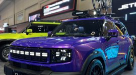 JETOUR T1 i-DM tampil dengan modifikasi bergaya urban berbalut warna ungu dan aksen biru mencolok, lengkap dengan velg hitam serta rak sepeda di bagian atap. SUV ini dipamerkan dalam ajang Indonesia Modification & Lifestyle Expo (IMX) 2026 di ICE BSD City, Tangerang, 9–11 Oktober 2026.