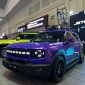 JETOUR T1 i-DM tampil dengan modifikasi bergaya urban berbalut warna ungu dan aksen biru mencolok, lengkap dengan velg hitam serta rak sepeda di bagian atap. SUV ini dipamerkan dalam ajang Indonesia Modification & Lifestyle Expo (IMX) 2026 di ICE BSD City, Tangerang, 9–11 Oktober 2026.