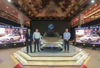 Keterangan Foto: [Ki-Ka] Alex Dai, Senior Vice President, MG Motor Indonesia, Jason Huang CEO MG Motor Indonesia, dan Jeff Yan, CFO MG Motor Indonesia dengan MGS6 EV.