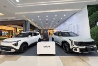 Kia Sales Indonesia menghadirkan Kia Experience Zone di Ambarrukmo Plaza, Yogyakarta, dengan menampilkan The all-new Carens dan The all-new Seltos. Pengunjung dapat melihat langsung desain dan fitur kendaraan serta berkonsultasi dengan tim Kia mengenai pilihan model dan program promosi selama Oktober 2026.