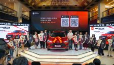 MG Motor Indonesia menyerahkan secara simbolis 100 unit MG ZS Hybrid+ kepada konsumen pertama dalam acara MG ZS Hybrid+ Handover Celebration di Jakarta, Sabtu (17/10/2026).