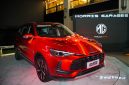 MG ZS Hybrid+ tampil dengan balutan warna merah dalam seremoni serah terima perdana kepada konsumen. SUV hybrid ini ditawarkan dengan harga mulai Rp299,9 juta OTR Jakarta.