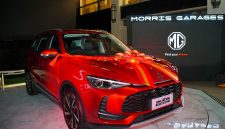 MG ZS Hybrid+ tampil dengan balutan warna merah dalam seremoni serah terima perdana kepada konsumen. SUV hybrid ini ditawarkan dengan harga mulai Rp299,9 juta OTR Jakarta.