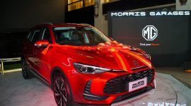 MG ZS Hybrid+ tampil dengan balutan warna merah dalam seremoni serah terima perdana kepada konsumen. SUV hybrid ini ditawarkan dengan harga mulai Rp299,9 juta OTR Jakarta.