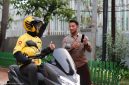 Pengemudi Maxim BikeXL berpose bersama perwakilan Maxim saat peluncuran layanan BikeXL yang menawarkan pengalaman berkendara roda dua dengan ruang duduk lebih lebar dan kenyamanan ekstra bagi pengguna.