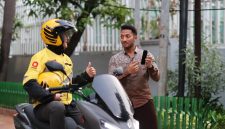 Pengemudi Maxim BikeXL berpose bersama perwakilan Maxim saat peluncuran layanan BikeXL yang menawarkan pengalaman berkendara roda dua dengan ruang duduk lebih lebar dan kenyamanan ekstra bagi pengguna.