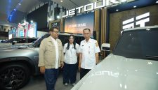 Muhamad Masrofi, S.SOS, M.SI. - Kepala Badan Pengelola Pendapatan Daerah (Bapenda) Jawa Tengah mengunjungi booth JETOUR di GIIAS Semarang.