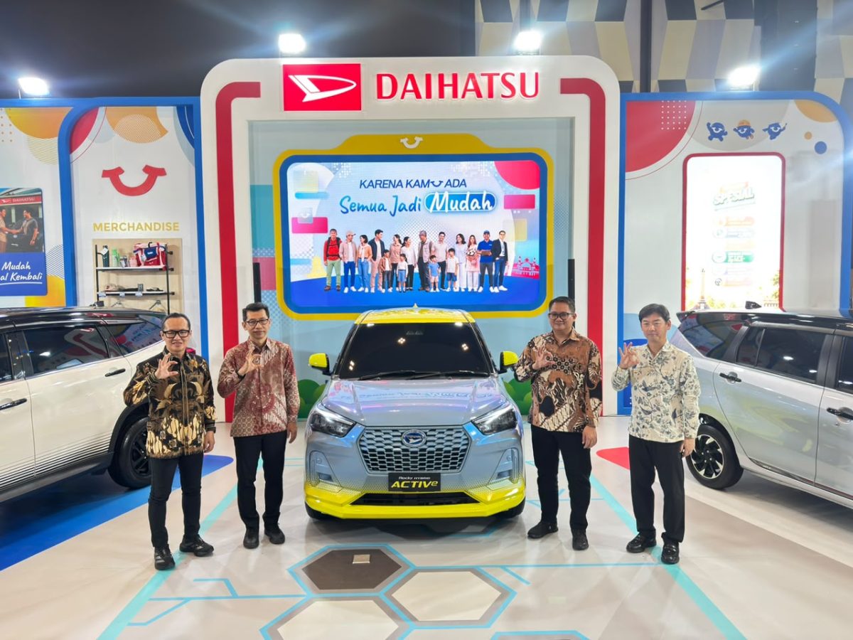 Perwakilan Management Daihatsu Berfoto Bersama di Booth Daihatsu GIIAS Semarang 2026.