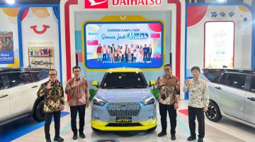 Perwakilan Management Daihatsu Berfoto Bersama di Booth Daihatsu GIIAS Semarang 2026.