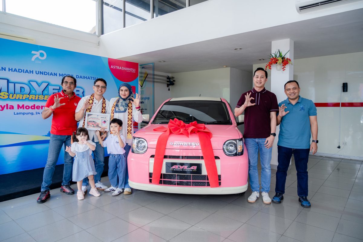 Astra Daihatsu menyerahkan hadiah utama berupa satu unit Ayla Modern Vintage kepada Try Mandala Putra, pelanggan asal Lampung, dalam program Mid Year Surprise Deals 2026. Penyerahan hadiah berlangsung di Bandar Lampung, Sabtu (24/10/2026).