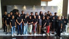 Jajaran pemain, kru produksi, dan tim Regina Art berfoto bersama saat konferensi pers pertunjukan teater Njonja Ati Soetji di The Forest at The Veranda, Lebak Bulus, Jakarta Selatan, Jumat (23/10/2026). Pementasan ini mengangkat kisah perjuangan Njonja Ati Soetji melawan perdagangan manusia pada masa Hindia Belanda.